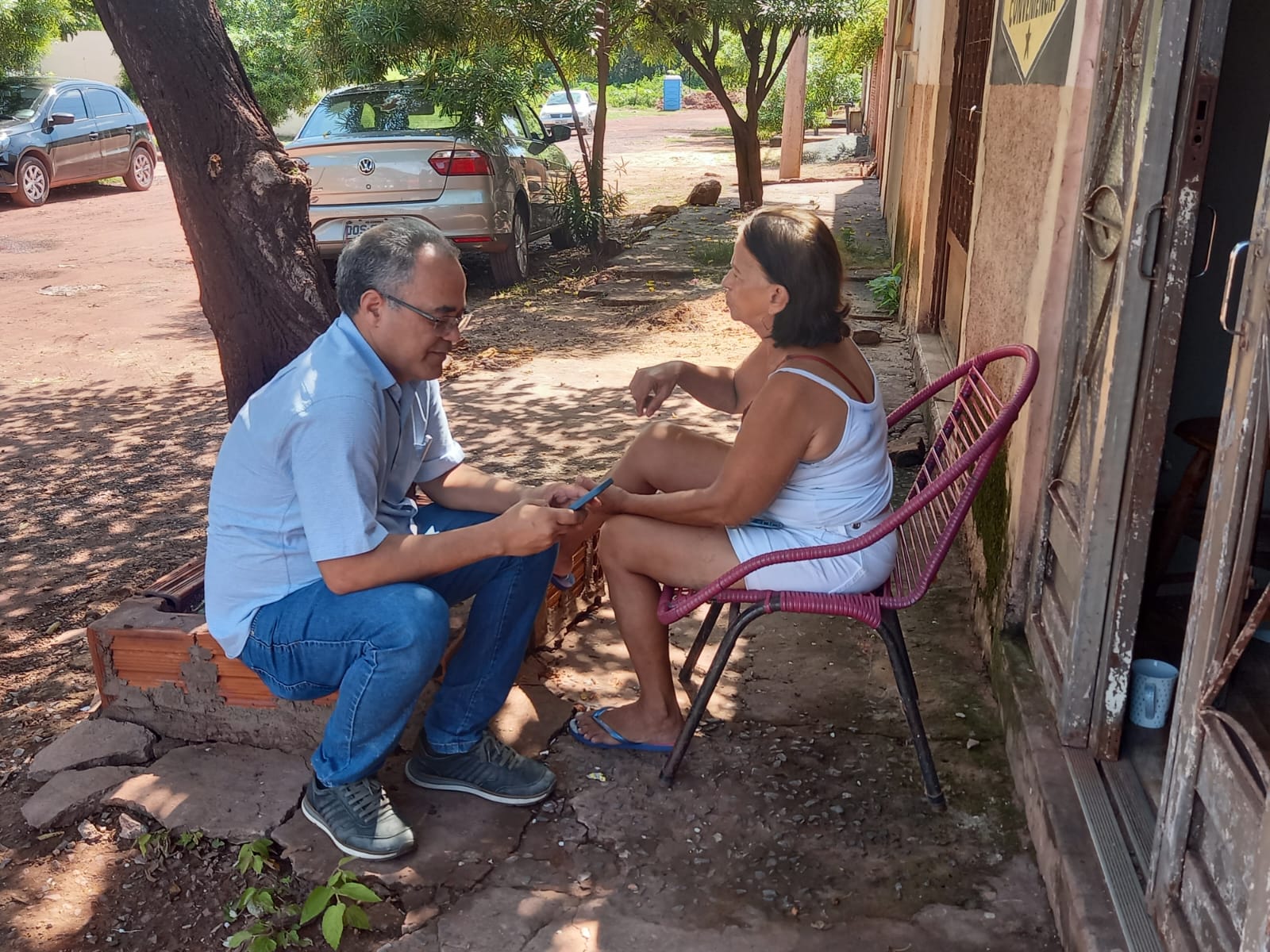 Prefeito anotando solicitação de munícipes